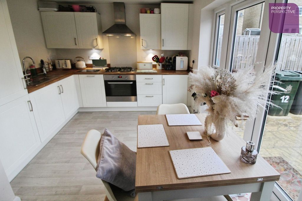 Property photo 3 of 9 Dining Kitchen