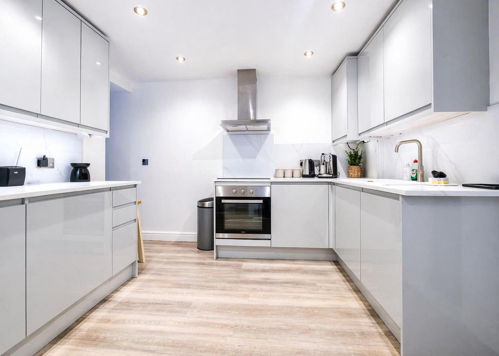 Property photo 1 of 10 Modern Fitted Kitchen