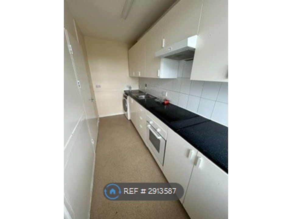 Property photo 3 of 8 Kitchen