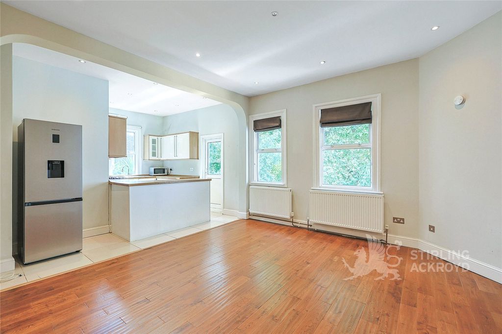 Property photo 3 of 15 Kitchen/Reception