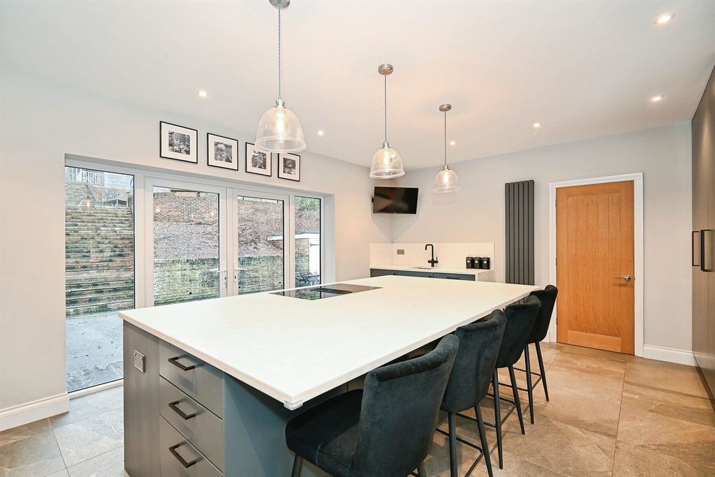 Property photo 3 of 32