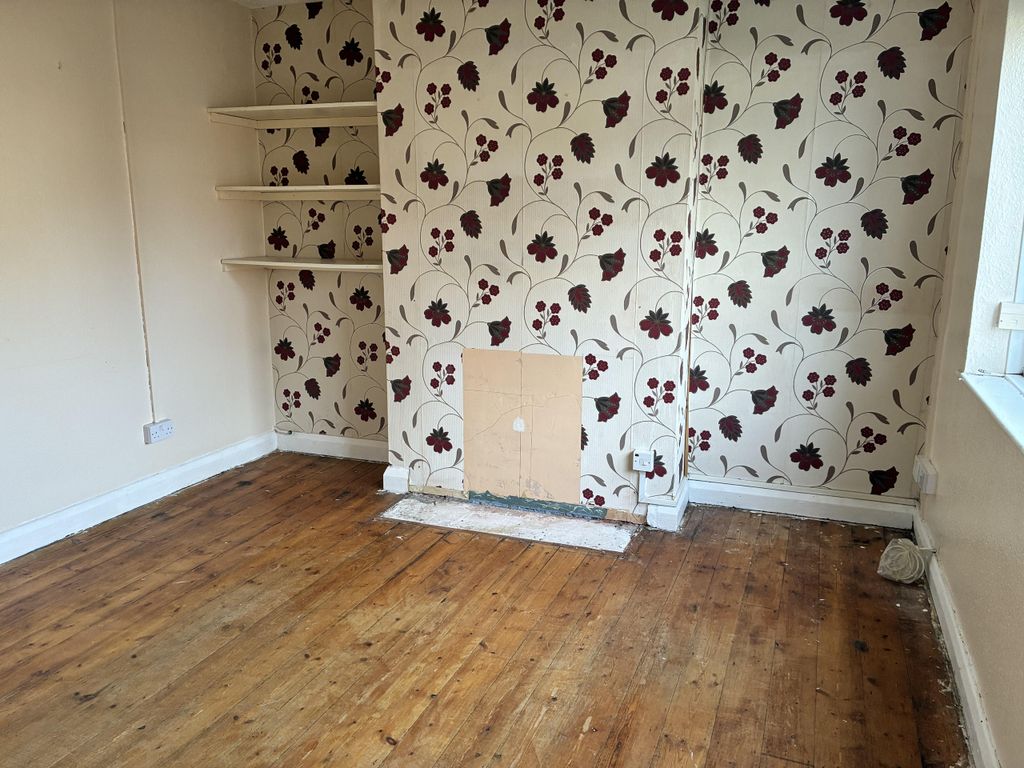 Property photo 3 of 10 Living Room