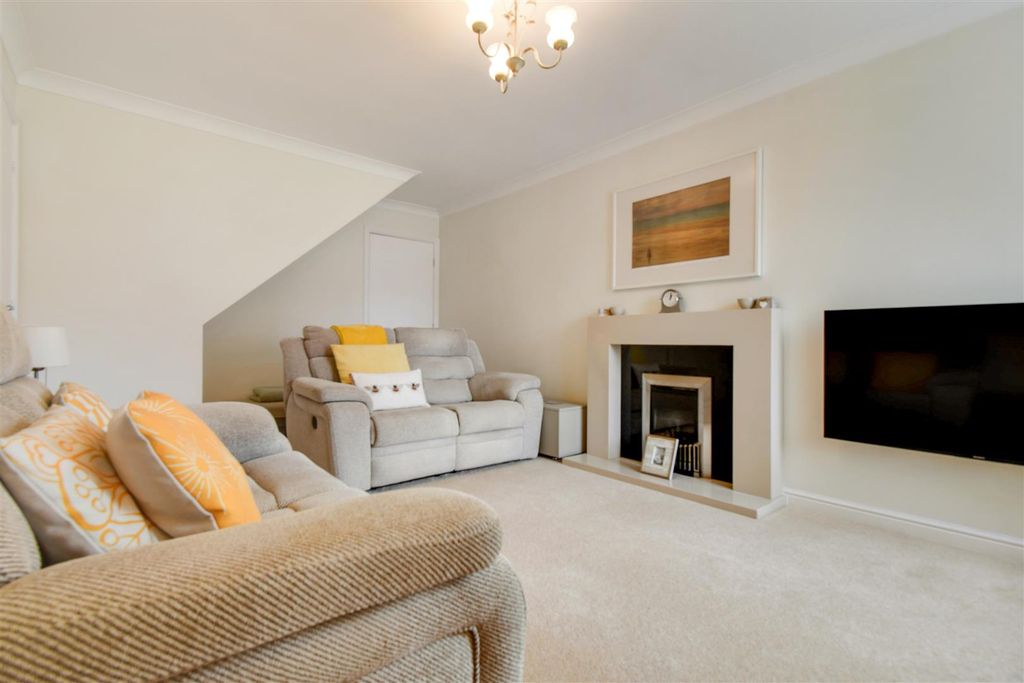 Property photo 3 of 31 Living Room