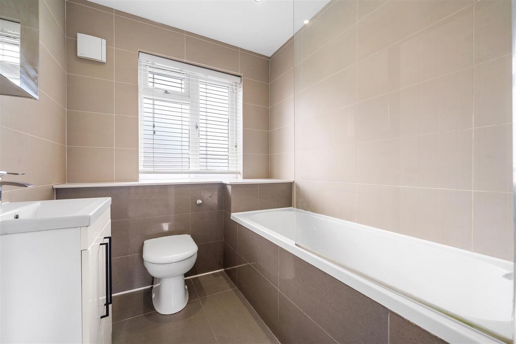 Property photo 1 of 15 Tallis Grove-6.Jpg