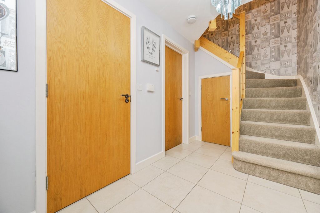 Property photo 3 of 25 Entrance Hall