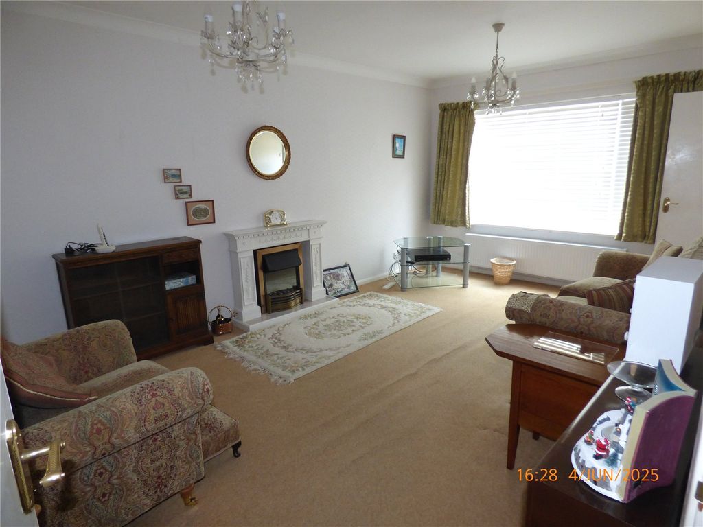 Property photo 2 of 17 Lounge