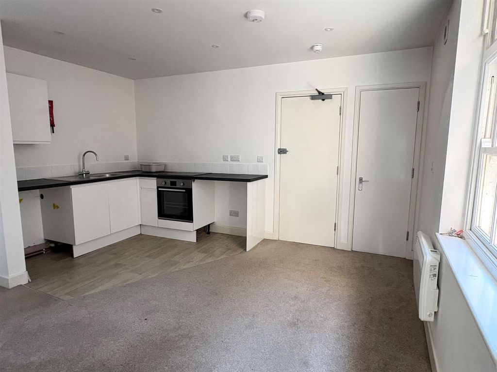 Property photo 3 of 9 Kitchen/Living