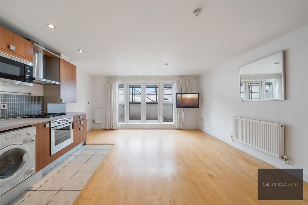 Property photo 1 of 12 Flat 3, 376 Clapham Road Sw9 9Ar-2.Jpg