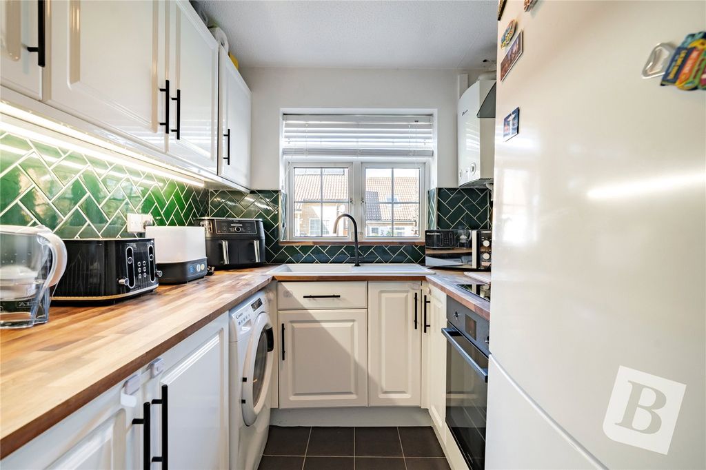 Property photo 2 of 11 Kitchen