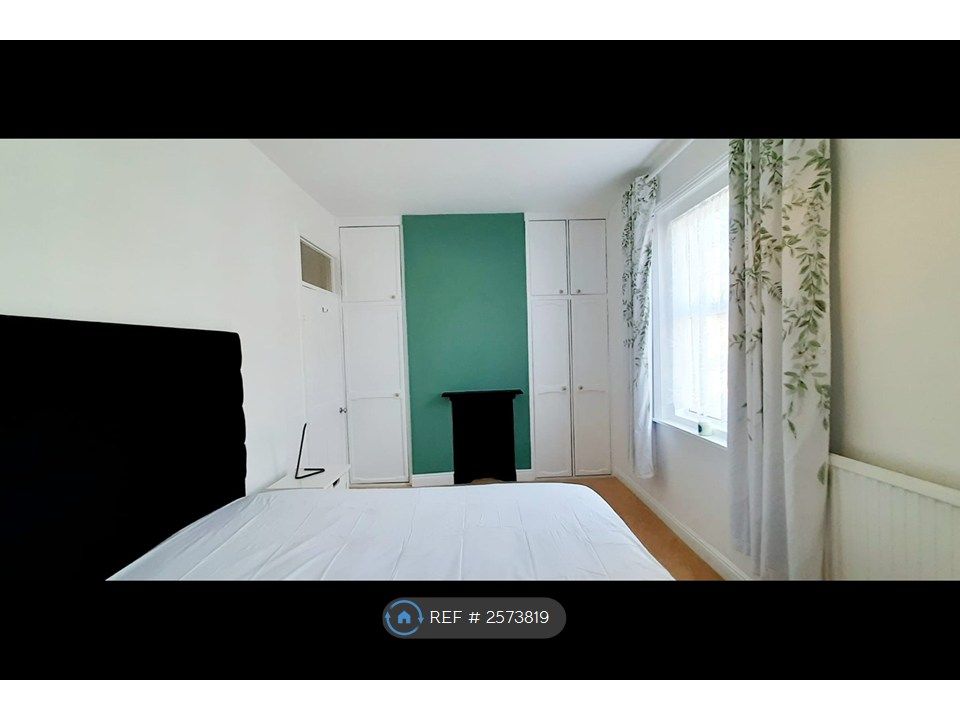 Property photo 3 of 8 Green Bedroom 3