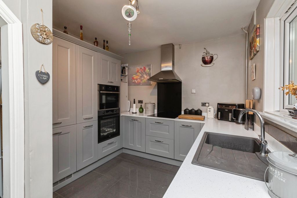 Property photo 3 of 19 Kitchen