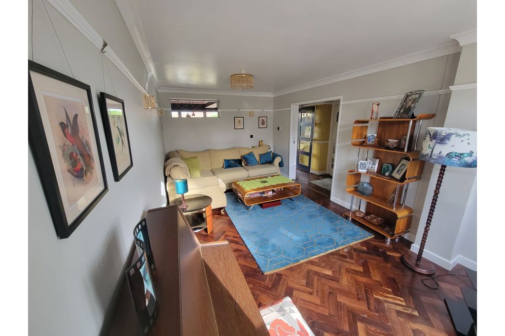 Property photo 3 of 32 Lounge