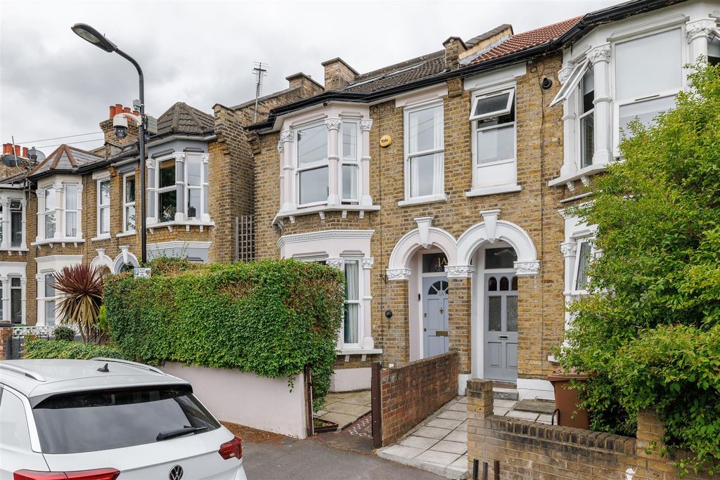 Property photo 1 of 32 Connaught Road E11