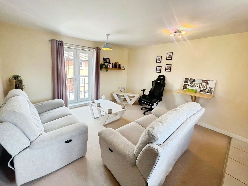 Property photo 3 of 9 Lounge