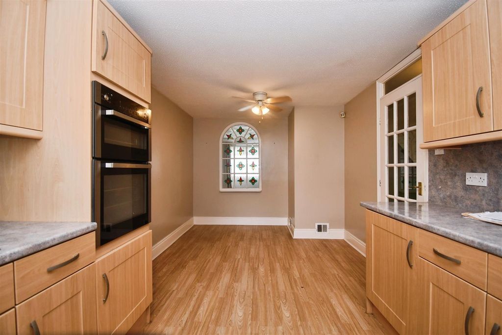 Property photo 3 of 16 Kitchen / Dining Room