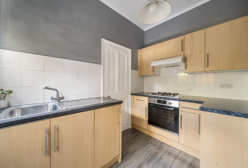 Property photo 3 of 17 1353332-15-68c168...
