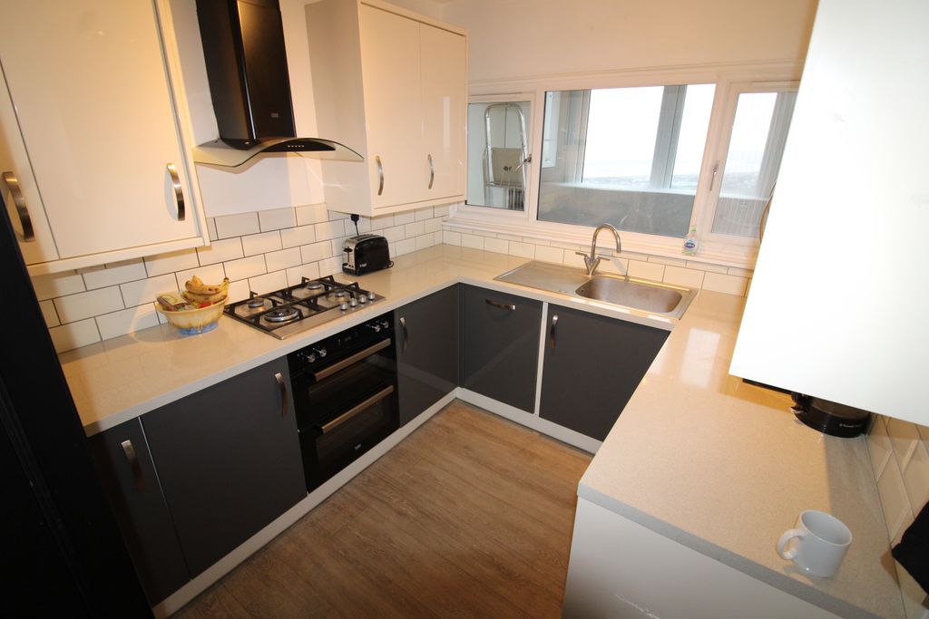 Property photo 3 of 8 Kitchen