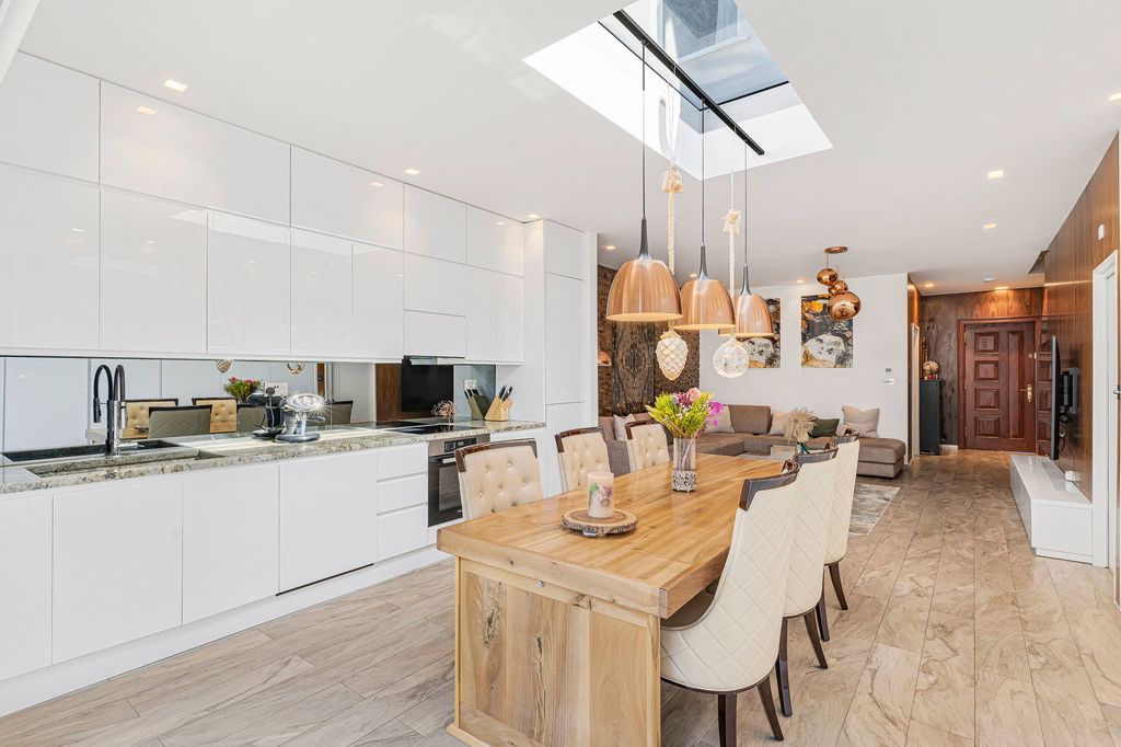 Property photo 2 of 27