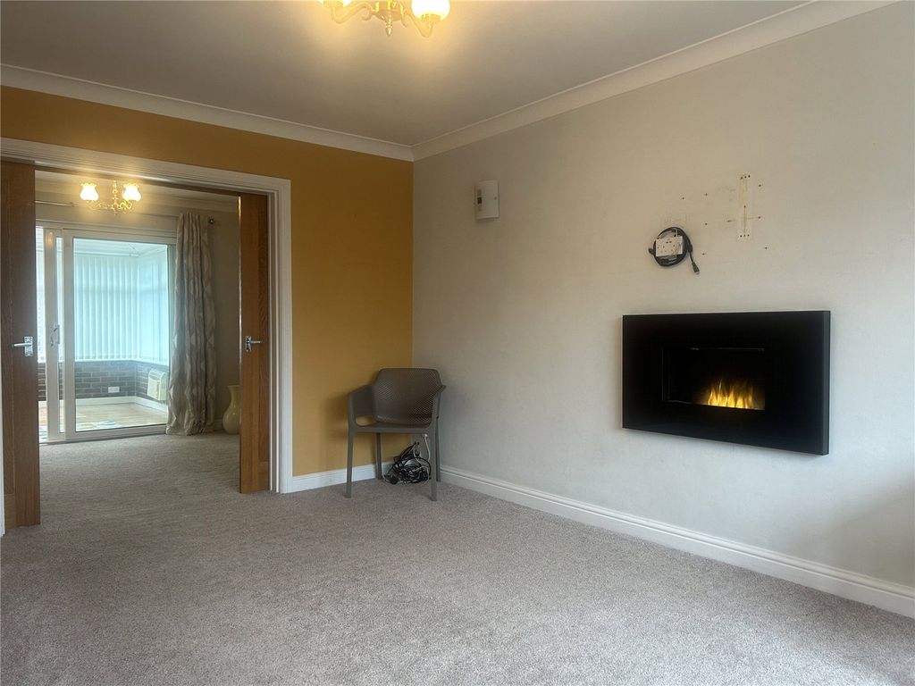 Property photo 3 of 21 Lounge