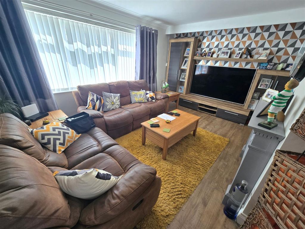 Property photo 3 of 13 Lounge