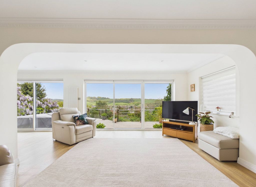 Property photo 3 of 31