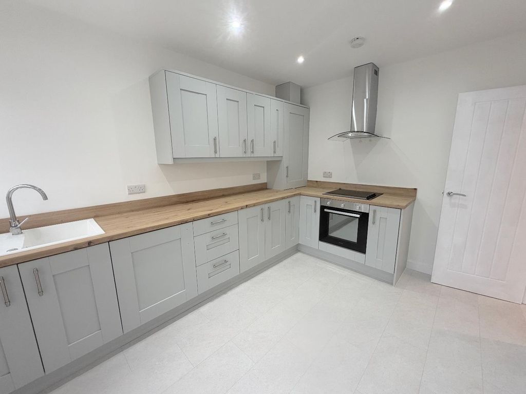 Property photo 2 of 11 Kitchen