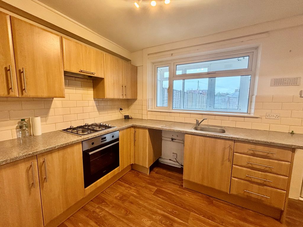 Property photo 2 of 11 Kitchen