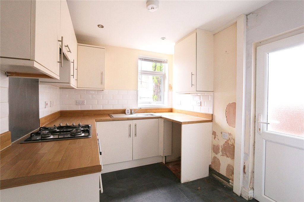 Property photo 3 of 12 Kitchen