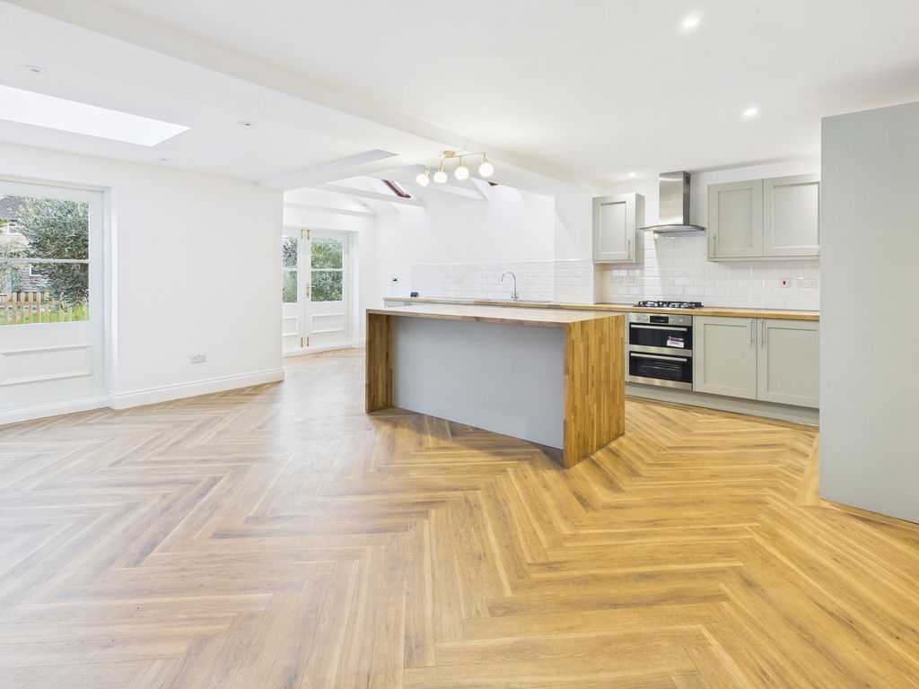 Property photo 3 of 29 Cam02519G0-Pr0388-Still002