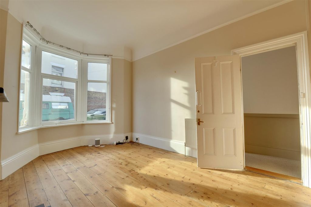 Property photo 3 of 21 100Fe9Ca-C841-4A0A-B107-A4433Eaed242_1_201_A.Jpeg