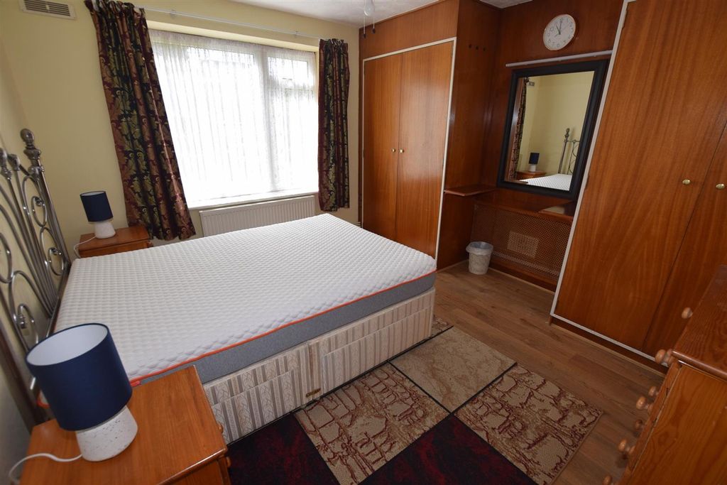 Property photo 2 of 5 Bedroom