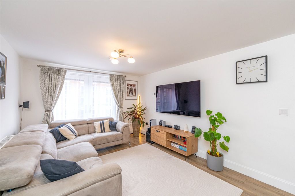 Property photo 2 of 26 Lounge