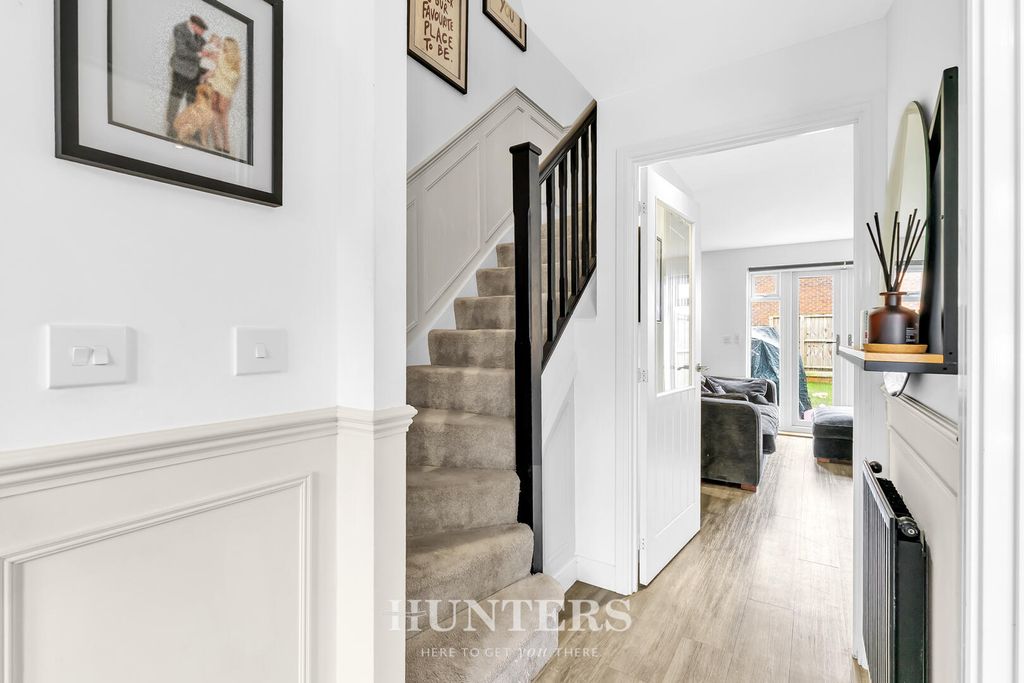 Property photo 2 of 14 Hallway