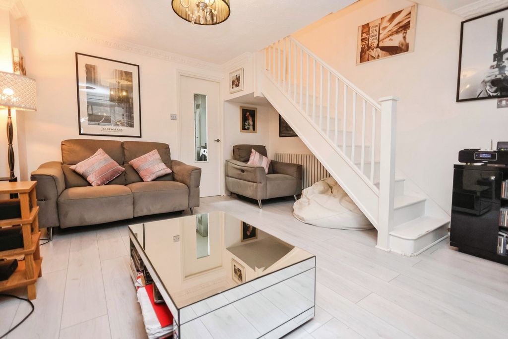 Property photo 2 of 18 Lounge