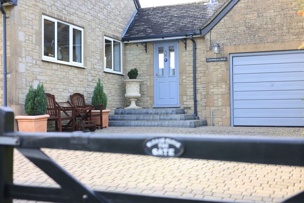 Property photo 3 of 27