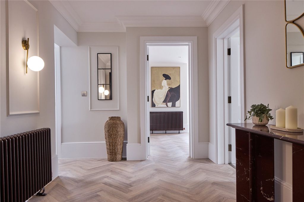 Property photo 3 of 9 Entrance Hall