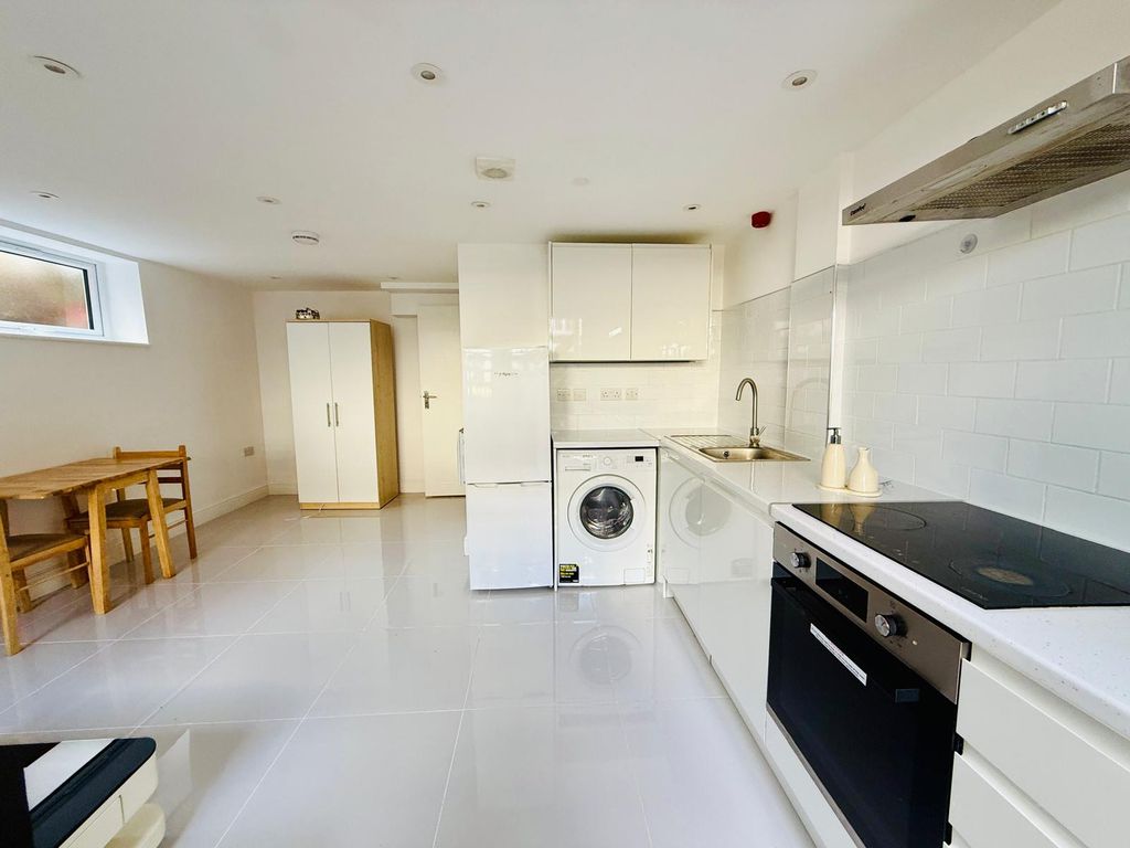 Property photo 1 of 6 787 Finchley Road, Nw11 8Dp (3)