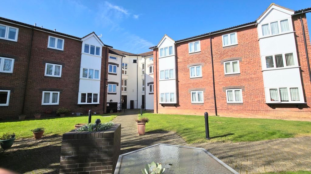 Property photo 1 of 10 Communal Gardens