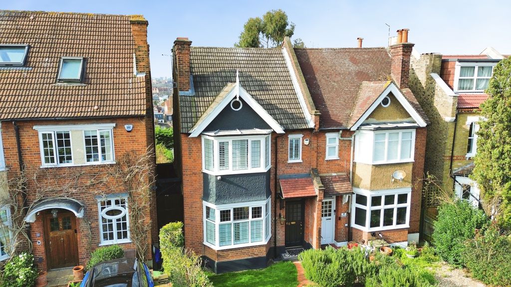 Property photo 2 of 32