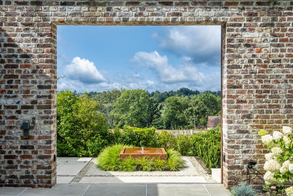 Property photo 2 of 25 Image