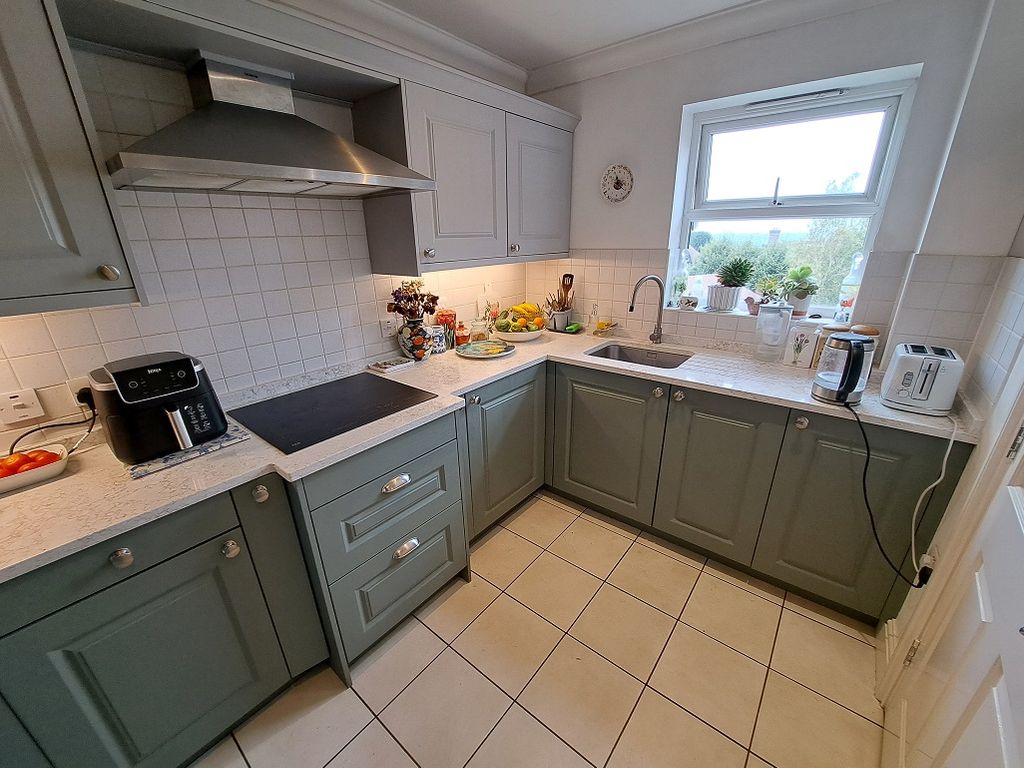 Property photo 3 of 17 Fitted Kitchen