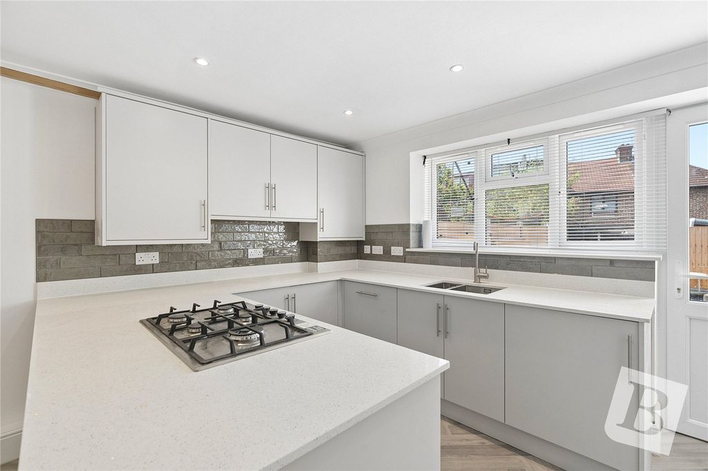 Property photo 3 of 10 Kitchen