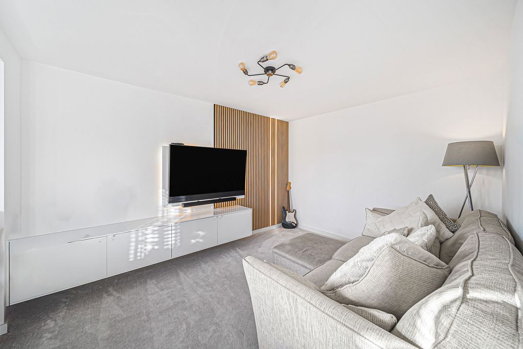 Property photo 3 of 49