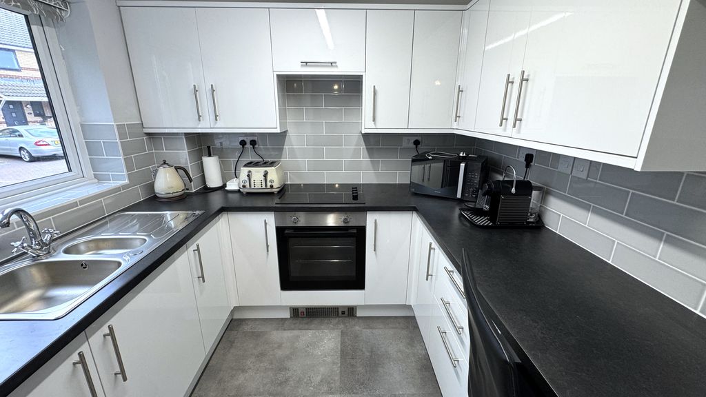 Property photo 3 of 7 Kitchen