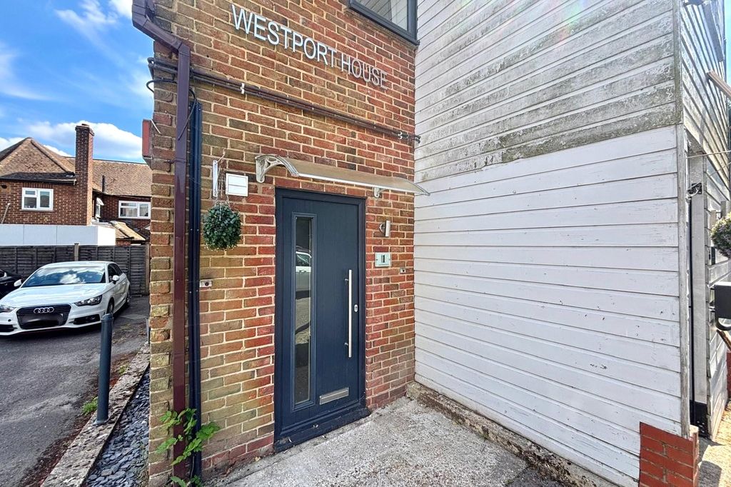 Property photo 2 of 8 Picture No. 20