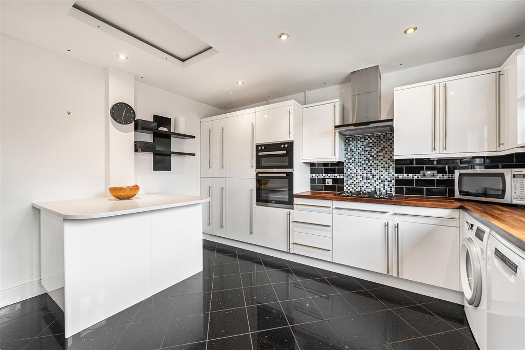 Property photo 3 of 17 65_66735.Jpg