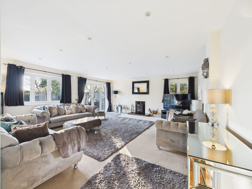 Property photo 2 of 17 Cam02909G0-Pr0341-Still012