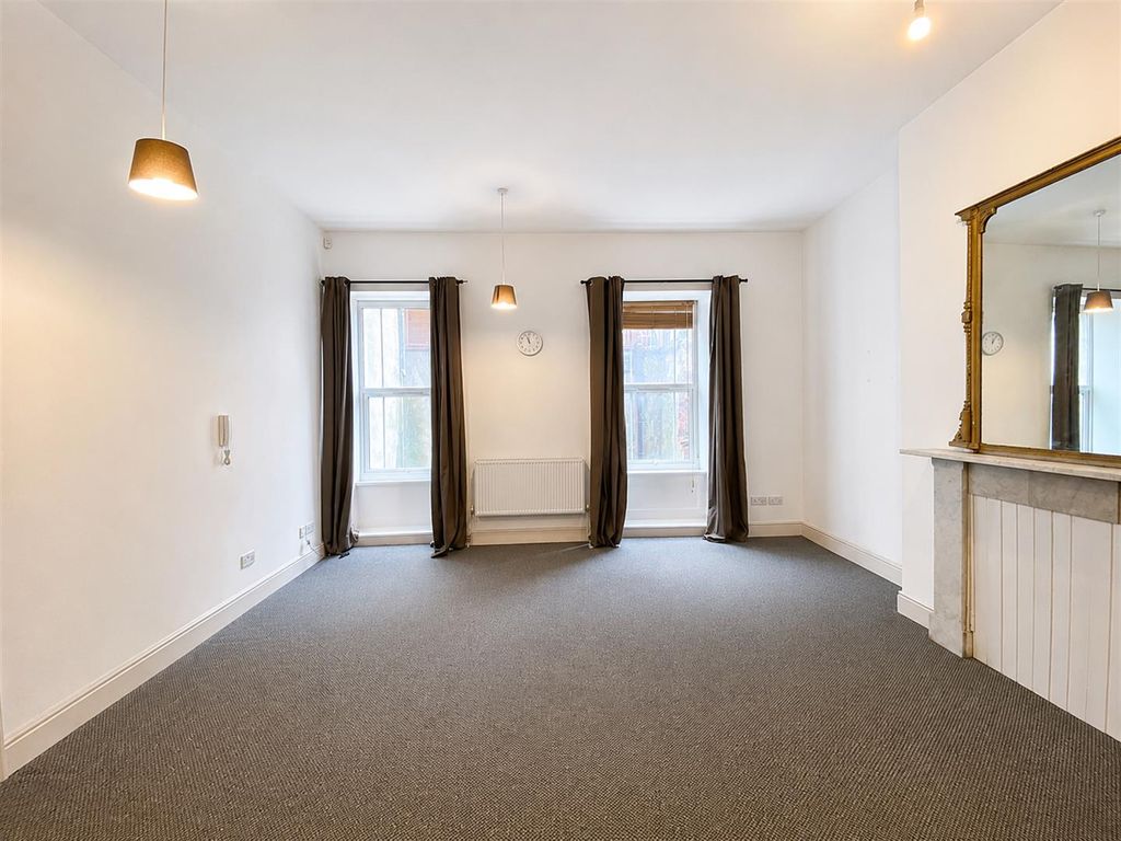 Property photo 2 of 6 Bedroom.Png