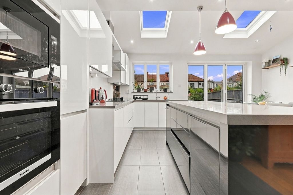 Property photo 3 of 20 Fitted Kitchen