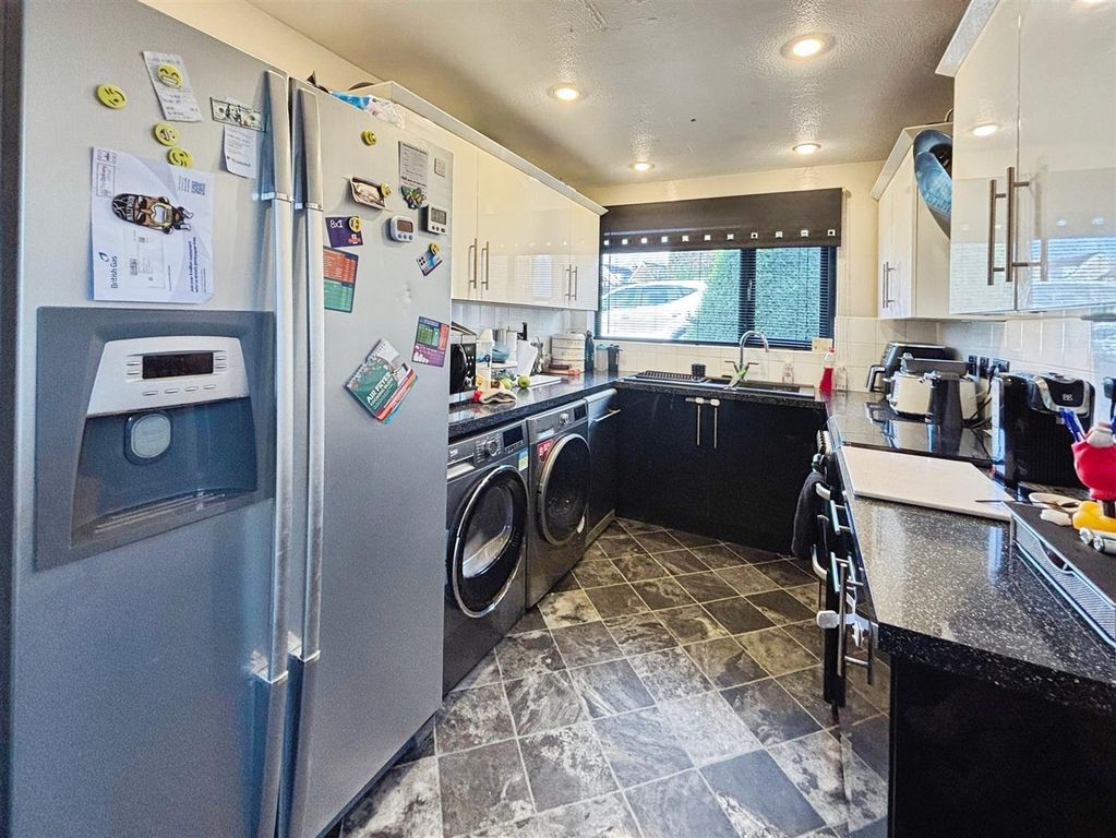 Property photo 2 of 20 Kitchen